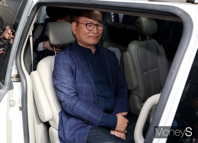 '더불어민주당 전당대회 돈봉투 의혹'을 수사 중인 검찰이 송영길 전 민주당 대표 경선캠프·후원조직으로 수사망을 넓힌 가운데 후원조직 회계 담당자가 수사 직전 프랑스 파리를 방문한 것으로 확인됐다. 사진은 지난달 24일 인천 중구 인천국제공항 제1터미널을 통해 파리에서 귀국한 송 전 대표. /사진=임한별 기자