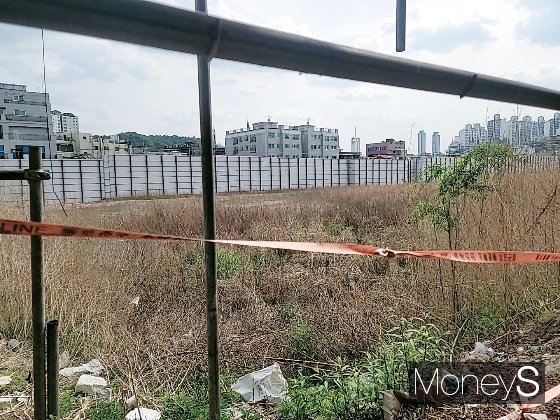 장위10구역 재개발 사업지. 조합원들이 살던 주택은 모두 철거됐고 사람의 접근을 막는 붉은색 안전띠가 보인다. /사진=신유진 기자