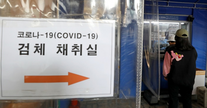 신종 코로나바이러스 감염증(코로나19) 신규 확진자가 2일 0시 기준 1만5741명 발생했으며 일일 사망자는 10명, 위중증은 137명으로 집계됐다. 사진은 지난 3월 서울 관악구보건소에서 운영중인 코로나19 선별진료소. /사진=뉴스1