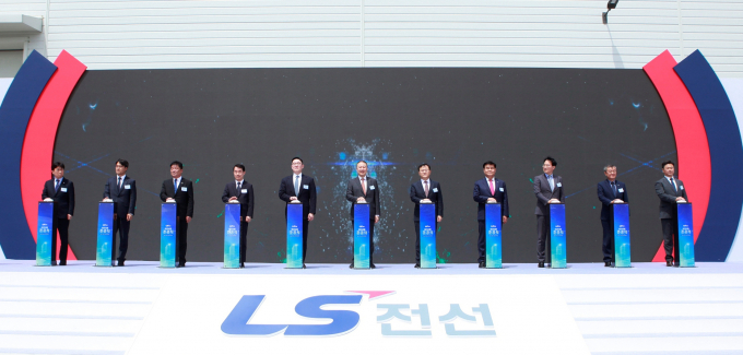 2일 강원도 동해시에서 열린 LS전선 ‘HVDC 해저케이블 공장 준공식’에서 구자은 LS그룹 회장(왼쪽 여섯번째), 명노현 ㈜LS 대표(왼쪽 일곱번째), 구본규 LS전선 대표(왼쪽 다섯번째) 등이 기념 세리머니를 하고 있다. / 사진=LS전선