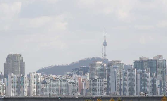 정부의 부동산 규제 완화 이후 분양시장은 서울 쏠림 현상이 두드러진 것으로 나타났다. 서울은 초기분양률이 98.0%, 대구는 1.4%를 기록했다. /사진=뉴스1