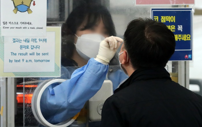 신종 코로나바이러스 감염증(코로나19) 신규 확진자가 3일 0시 기준 2만197명 발생했으며 일일 사망자는 8명, 위중증은 142명으로 집계됐다. 사진은 지난 3월 서울 송파구 보건소에서 한 시민이 PCR검사를 받고 있는 모습. /사진=뉴스1