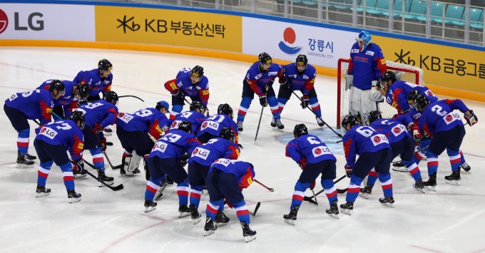한국 아이스하키, 세계선수권 2연패 뒤 첫 승… 루마니아 5-2 제압 - 머니S