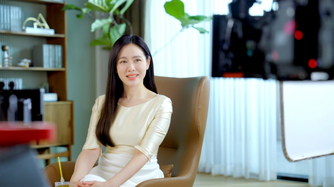 배우 손예진의 첫 광고 촬영 현장이 공개됐다. /사진='듀오락' 제공