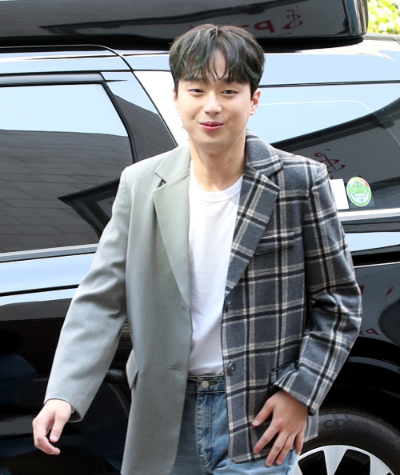 5일 방송된 KBS 2TV 예능물 '신상출시 편스토랑'에서는 이찬원이 바쁜 스케줄 속 어떻게 쉬는 날을 보내는지, 어떻게 힐링하며 치팅데이를 즐기는지 공개됐다. 이찬원이 지난 3월27일 서울 영등포구 여의도 KBS에서 진행된 KBS '불후의 명곡' 녹화를 위해 방송국으로 들어서고 있다 /사진=뉴스1