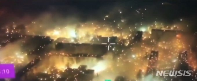 우크라이나 국방부가 6일(현지시간) 트위터에 게시한 영상을 캡처한 사진으로, 동부 격전지 바흐무트에 백린탄으로 추정되는 화학무기가 공중에서 광범위하게 뿌려지고 있다. /사진=뉴시스