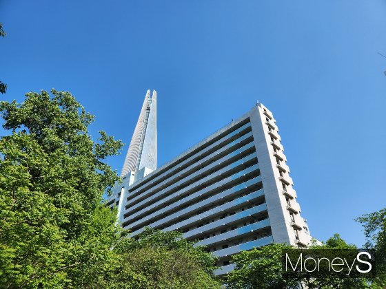 서울 송파구 잠실동 잠실주공5단지 아파트 전경. 아파트에서 맞은편 롯데타워가 보인다./사진=정영희 기자