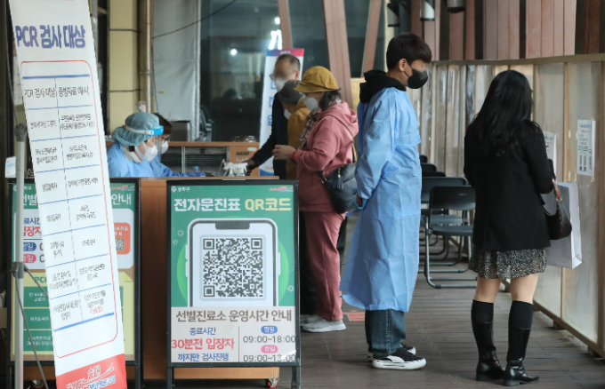 신종 코로나바이러스 감염증(코로나19) 신규 확진자가 9일 0시 기준 2만1681명 발생했으며 일일 사망자는 14명, 위중증은 142명으로 집계됐다. 사진은 지난 3월28일 서울 송파구보건소에서 시민들이 접수받는 모습. /사진=뉴스1