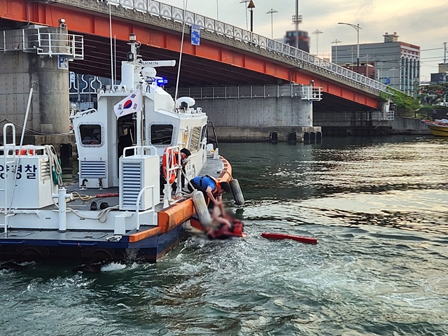 포항해경이 포항시 북구 동빈큰다리에서 주취상태 교각에서 바다로 뛰어든 50대 남성을 구조했다./사진제공=경북 포항해양경찰서