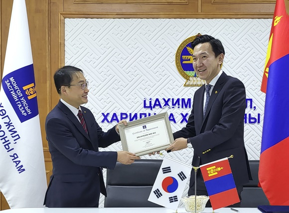 구현모 전 KT 대표(왼쪽)가 지난 1월26일 '몽골 최고기술경영자(CTO)' 위촉식에 참석해 몽골 디지털개발부 오츠랄 니암오소르 장관으로부터 위촉장을 전달 받고 있다. /사진=KT