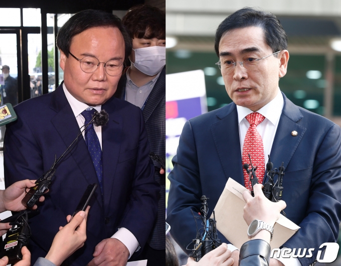 국민의힘 김재원(왼쪽), 태영호 최고위원이 8일 오후 서울 여의도 국민의힘 중앙당사에서 열린 중앙윤리위원회에 각각 출석하며 취재진의 질문을 받고 있다. (공동취재) 2023.5.8/뉴스1 ⓒ News1 황기선 기자