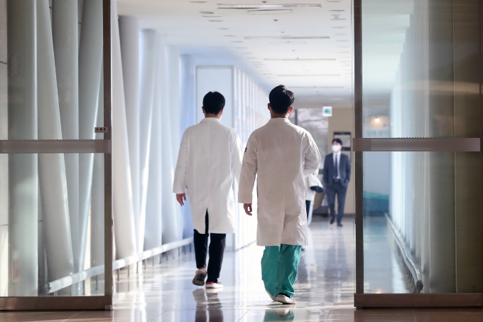 의대를 선호하는 수험생이 증가해 최근 3년 동안 의과대학과 서울 주요 대학 일반 학과의 정시 합격 점수 격차가 커지고 있다는 분석이 나왔다. 사진은 서울 시내 한 대학병원에서 의료진이 걸어가는 모습. /사진=뉴스1