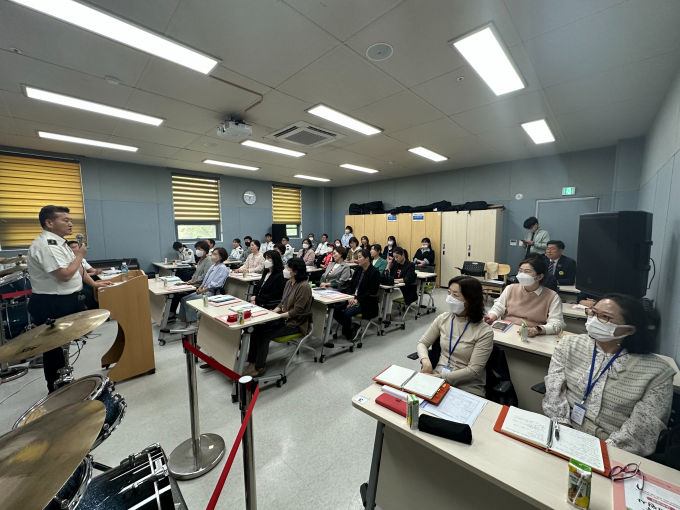 경기도북부자치경찰위원회와 경기북부경찰청이 고령 보행자 교통사고를 줄이기 위해 경기도 생활지원사와 연계한 고령 보행자 교통안전 교육을 강화하고 고령 보행자 사고다발지역의 교통안전 시설을 집중적으로 개선한다. 사진은 생활지원사 교육. / 사진제공=경기북부청