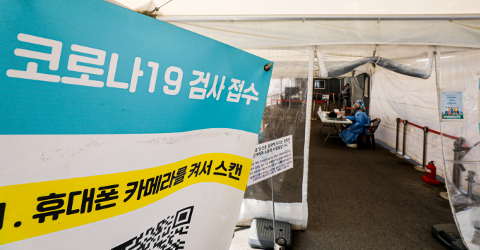 신종 코로나바이러스 감염증(코로나19) 신규 확진자가 11일 0시 기준 2만574명 발생했으며 일일 사망자는 12명, 위중증은 157명으로 집계됐다. 사진은 9일 서울 중구 서울역광장 임시선별검사소. /사진=뉴스1