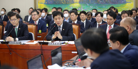 김주현 금융위원장이 11일 오후 서울 여의도 국회에서 열린 정무위원회 전체회의에서 의원 질의에 답변하고 있다./사진=뉴시스