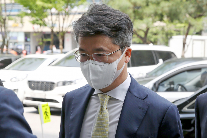 경쟁사 BBQ 내부 전산망에 불법 접속했다는 혐의로 재판에 넘겨진 박현종 bhc그룹 회장이 지난 2022년 6월 서울동부지방법원에서 열린 정보통신망이용촉진 및 정보보호에 관한 법률 위반 혐의 1심 선고 공판에 출석하고 있다. /사진=뉴시스