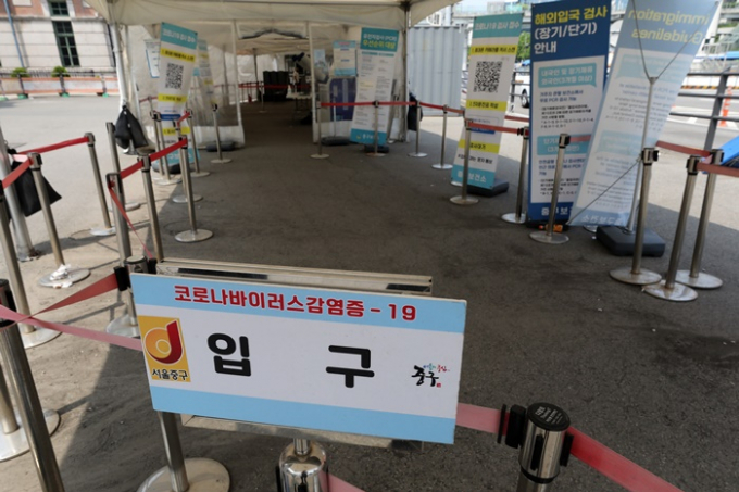 신종 코로나바이러스 감염증(코로나19) 신규 확진자가 12일 0시 기준 1만9989명 발생했으며 일일 사망자는 8명, 위중증은 153명으로 집계됐다. 사진은 9일 서울 중구 서울역광장 임시선별검사소. /사진=뉴스1