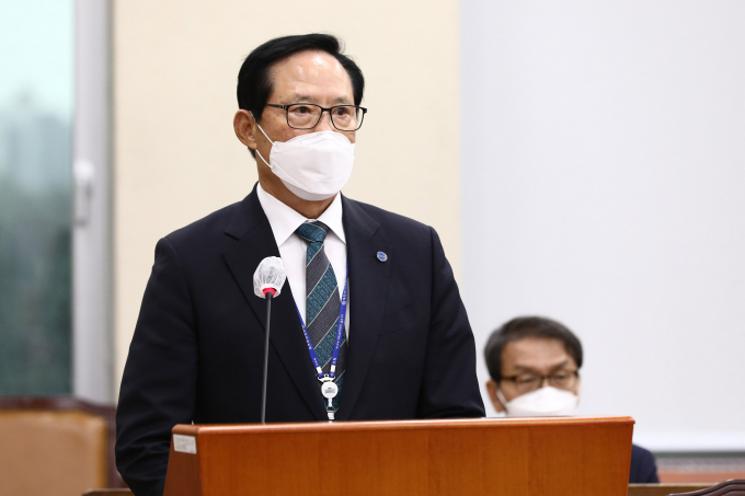 고위공직자범죄수사처(공수처)가 직권남용 혐의로 송영무 전 국방부장관을 입건해 강제수사에 나섰다. 사진은 지난 2021년 10월7일 서울 여의도 국회에서 열린 행정안전위원회의 한국승강기안전공단 등에 대한 국정감사에서 업무보고를 당시 송영무 한국자유총연맹 총재. /사진=뉴스1