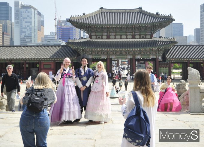 사진은 지난 10일 경복궁 경내에서 한복을 입고 기념사진을 찍는 외국인 관광객들. /사진=장동규 기자