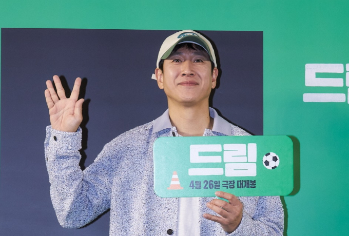 '믿보배(믿고 보는 배우)' 이선균이 두 개의 신작을 들고 칸으로 향한다. 사진은 지난달 24일 오후 서울 강남구 삼성동 메가박스 코엑스에서 진행된 영화 '드림' VIP 시사회에 참석한 이선균. /사진=플러스엠 엔터테인먼트 제공