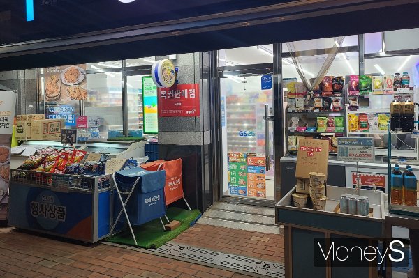 편의점에서 발생하는 사건·사고가 빈번해지자 불투명 시트지처럼 내·외부 시야를 차단하는 부착물을 두고 편의점 업계가 공방을 벌이고 있다. 사진은 불투명 시트지와 각종 제품·광고물 등이 부착된 편의점 외벽. /사진=서진주 기자
