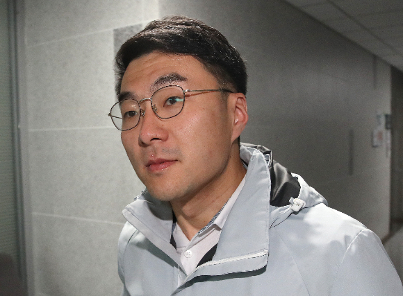 가상자산(암호화폐) 이상 거래 의혹 논란에 자진탈당을 선언한 김남국 더불어민주당 의원이 지난 14일 오전 서울 여의도 국회 의원회관 의원실로 출근하고 있다./사진=뉴스1