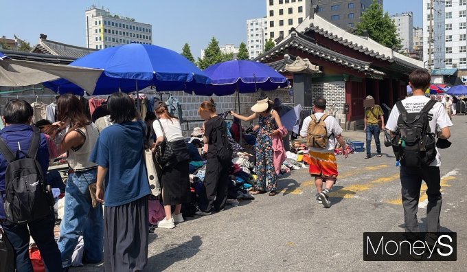 동묘시장은 저렴하지만 개성 강한 옷을 팔아 인기몰이 중이다. 사진은 동묘시장. /사진=방민주 기자