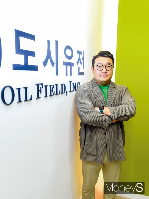 도시유전은 자체 개발한 세라믹볼에서 발생하는 파동에너지를 통해 폐플라스틱을 재생유로 되돌리는 기술을 보유한 산업통산자원부 신기술(NET) 인증기업이다. 정영훈 도시유전 대표가 포즈를 취하고 있다. /사진=장동규 기자 
