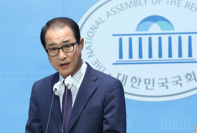 더불어민주당의 '2021년 전당대회 돈봉투 의혹'을 수사 중인 검찰이 이성만 무소속 의원을 19일 소환한다. 사진은 지난 16일 서울 여의도 국회 소통관에서 장제원 행정안전위원장의 발언 규탄 및 입장 관련 기자회견을 하는 이 의원. /사진=뉴스1