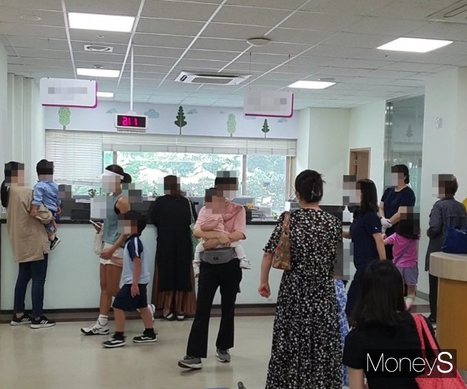 소아청소년과 진료 경쟁이 갈수록 치열해지고 있어 부모들의 고민이 깊어지고 있다. 사진은 지난 18일 점심시간 환자와 보호자로 꽉 찬 소아과 병원.  /사진=정원기 기자 