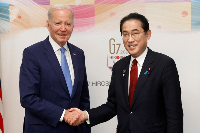 지난 18일 조 바이든 미국 대통령과 기시다 후미오 일본 총리가 주요 7개국(G7) 정상회의를 계기로 가진 미·일 정상회담에서 한·일 관계를 언급했다. 사진은 바이든 대통령(왼쪽)과 기시다 총리. /사진=로이터