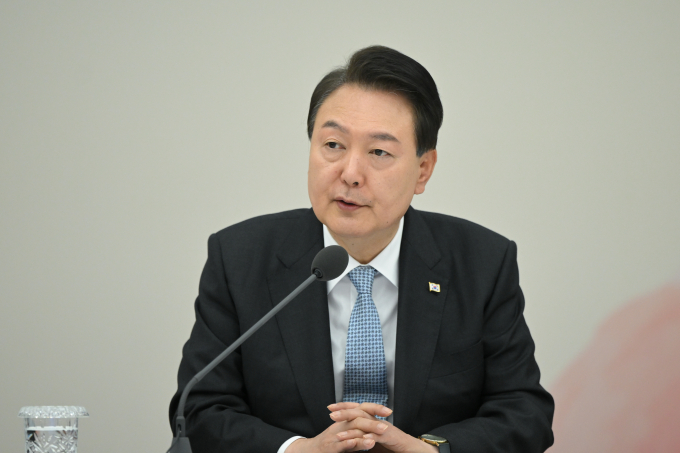 윤석열 대통령이 주요7개국(G7) 정상회의 참석을 위해 19일 일본 히로시마로 향한다. 사진은 지난 17일 서울 용산 대통령실에서 열린 이주미과의 동행 특별위원회 회의에서 발언하는 윤석열 대통령. /사진=뉴시스(대통령실 제공)