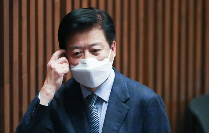 불법 정치자금 6000만원을 받은 혐의로 기소된 노웅래 더불어민주당 의원의 첫 재판이 19일 열린다. 사진은 지난해 12월28일 서울 여의도 국회에서 열린 본회의에서 자신의 체포동의안 투표를 하기 위해 이동하는 노 의원. /사진=뉴스1