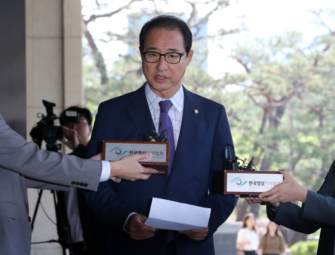 이성만 무소속 의원이 더불어민주당 '전당대회 돈봉투' 의혹과 관련해 19일 검찰에 출석했다. 사진은 19일 서울 서초구 서울중앙지방검찰청에 출석하는 이성만 무소속 의원. /사진=뉴스1