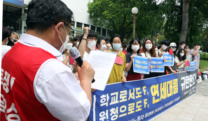 경찰이 연세대학교 학생이 청소·경비 노동자들의 시위로 수업권을 침해받았다며 고발한 사건에 노동자들의 손을 들어줬다. 사진은 지난해 7월6일 서울 연세대 신촌캠퍼스에서 기자회견을 연 청소경비노동자 투쟁에 연대하는 연세대 학생들. /사진=뉴스1