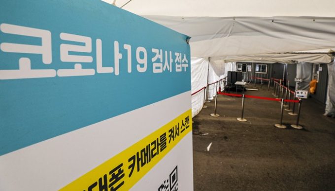 신종 코로나바이러스 감염증(코로나19) 신규 확진자가 19일 0시 기준 1만9586명 발생했으며 일일 사망자는 13명, 위중증은 144명으로 집계됐다. 사진은 지난 9일 서울 중구 서울역광장 임시선별검사소의 모습. /사진=뉴스1