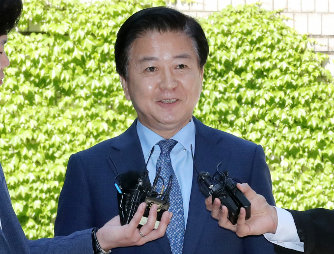 노웅래 더불어민주당 의원이 19일 뇌물수수혐의 첫 공판기일에 출석하며 "뇌물을 줬다는 사업가와 일면식도 없다"고 밝혔다. 사진은 19일 서울 서초구 서울중앙지방법원에서 열린 첫 공판 기일에 출석하는 노웅래 더불어민주당 의원. /사진=뉴스1