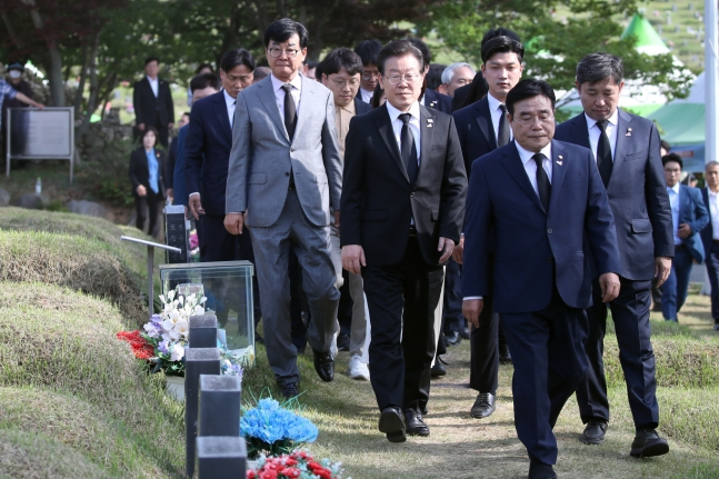 이재명 더불어민주당 대표가 정부·여당이 5·18 민주화운동을 중요한 역사적 사건으로 인정하는지 의문이 든다고 밝혔다. 사진은 지난 17일 광주 북구 망월민족민주열사묘역을 찾은 이 대표. /사진=뉴스1
