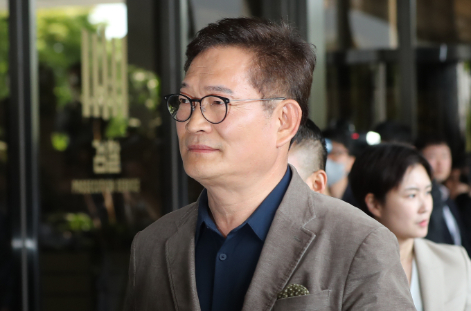 더불어민주당의 '2021년 전당대회 돈봉투 의혹'을 수사 중인 검찰이 돈봉투를 수수한 현역 의원들의 숫자·신원에 대해 상당 부분 특정한 것으로 파악됐다. 사진은 지난 2일 서울 서초구 서울중앙지검에 자진 출석하는 송 전 대표. /사진=뉴시스