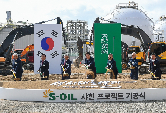지난 3월 울산시 울주군 울산공장에서 열린 S-OIL 샤힌 프로젝트 기공식에서 참석자들이 시삽하고 있다. /사진=S-OIL