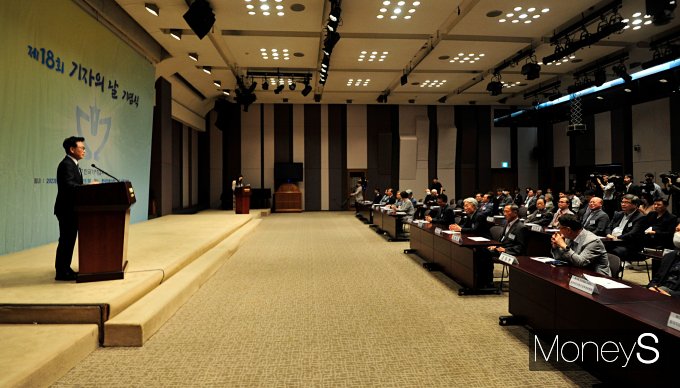 [머니S포토] 제18회 기자의날 기념식, 축사하는 박광온