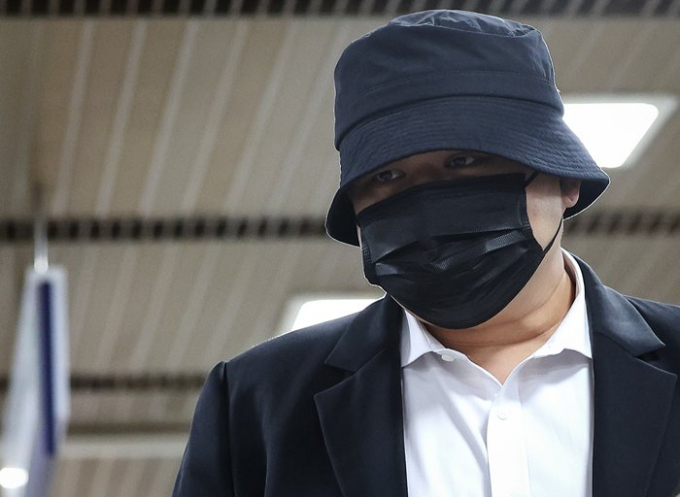검찰이 필로폰 투약 혐의를 받는 돈스파이크에게 2심서도 징역 5년을 구형했다. 사진은 마약 투약·교부 혐의로 1심에서 집행유예를 선고받은 돈스파이크가 지난달 6일 서울중앙지법에서 열린 항소심 공판에 출석하는 모습. /사진=뉴스1 