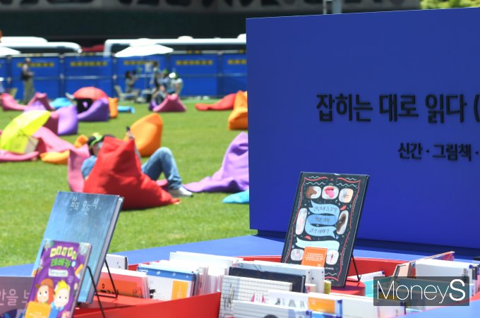 [포토스토리] 서울광장에 외국인들이… 책도 읽고 차도 마시고 '힐링'