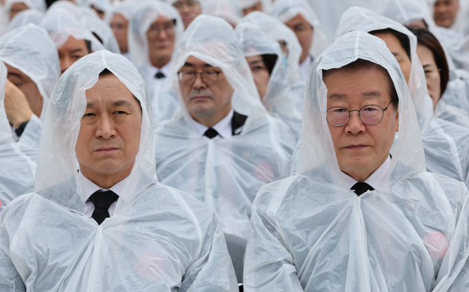 5·18 광주 민주화운동 정신 헌법 전문 수록을 위해 더불어민주당이 제안한 '원포인트 개헌'에 대해 국민의힘이 "논의가 필요하다"며 회의적인 반응을 보였다. 사진은 지난 18일 광주 북구 국립 5·18민주묘지에서 열린 제43주년 5·18민주화운동 기념식에 참석한 김기현 국민의힘 대표(왼쪽)와 이재명 더불어민주당 대표. /사진=뉴시스(대통령실통신사진기자단)