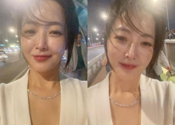 배우 김희선이 밤 산책 중인 근황을 공개했다. /사진=김희선 인스타그램 캡처