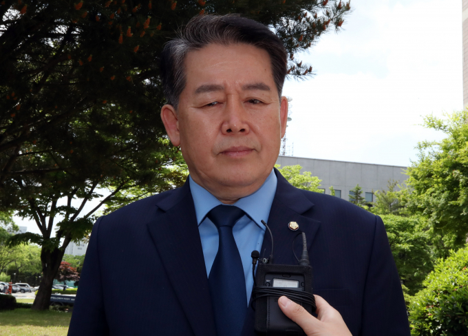 김경협 더불어민주당 의원이 공공주택지구 토지 불법매입 혐의로 의원직 상실형을 선고받았다. 사진은 19일 인천지법 부천지원에서 열린 선고 공판을 마친 김 의원. /사진=뉴스1