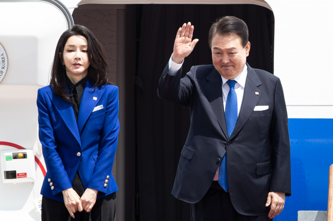 윤석열 대통령이 주요7개국(G7) 정상회의 참석을 위해 대통령 전용기인 공군 1호기에 올랐다. 사진은 19일 경기 성남시 서울공항에서 인사하는 윤 대통령(오른쪽)과 김건희 여사. /사진=뉴스1