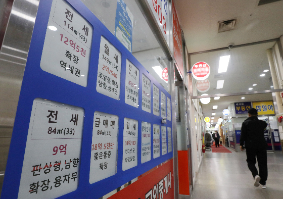 20일 국토교통부에 따르면 원희룡 장관은 최근 기자간담회를 통해 전세 에스크로 제도 도입의 필요성을 강조했다. 전세 에스크로란 전세보증금 전액을 임대인이 아닌 금융기관에 일부 보관한 뒤 계약 만료 시 돌려주는 방식으로, 이를 통하면 갭투자를 막아 전세 사기 사태를 방지할 수 있다는 장점이 있다. 반면 사인간의 계약에 정부가 과도하게 개입하는 것이라는 의견도 제시됐다./사진=뉴스1