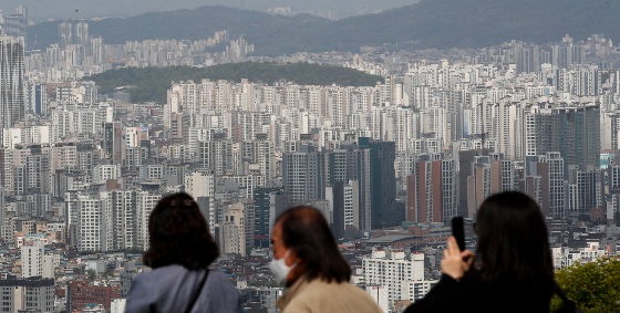 19일 부동산 정보제공업체 '부동산R114'에 따르면 이번주 서울 강남구 아파트값이 지난해 7월 이후 처음으로 반등하며 10개월 만에 상승 전환됐다. 서울 전역이 약보합 수준에서 횡보하며 장세 이어질 것으로 보인다. 같은 기간 서울 아파트 매매가격과 전세가격 변동률은 -0.02%에 머물렀다./사진=뉴스1