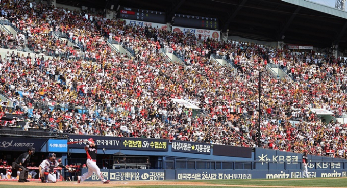 정용진 SSG 구단주는 자신의 사회관계망서비스(SNS)에 "야구에 무슨 망할 무승부냐 지면 지는거고 이기면 이기는거지"라는 글을 남겼고 대다수의 네티즌이 정 구단주의 말에 동의하며 프로야구 무승부 폐지론에 불이 붙었다. 사진은 지난 14일 서울 송파구 잠실야구장 모습. /사진=뉴스1